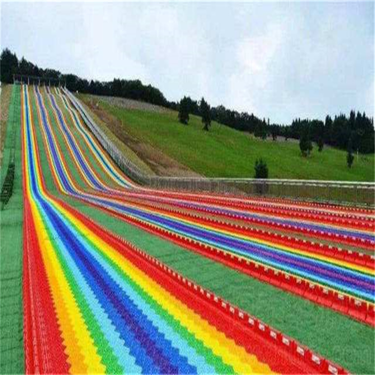 七色彩虹滑道 色彩鲜艳 玩法刺激
