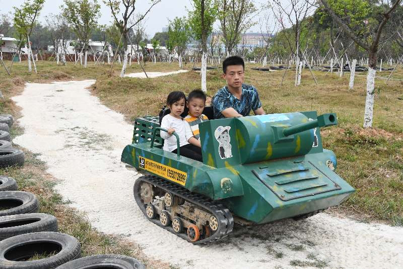 儿童坦克车多人游乐模式 金耀 双人油电混合坦克车
