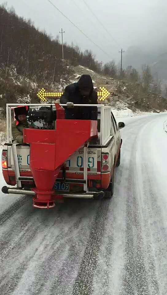 小型融雪剂撒布机 车挂式融雪剂撒布机 汽油机动力 除雪设备