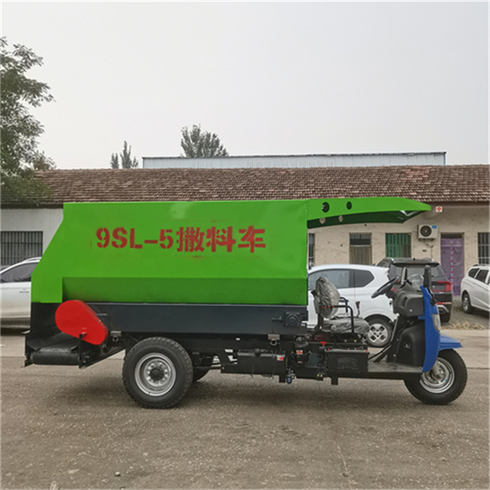 养殖场牛羊饲料喂料机 柴油三轮撒料车