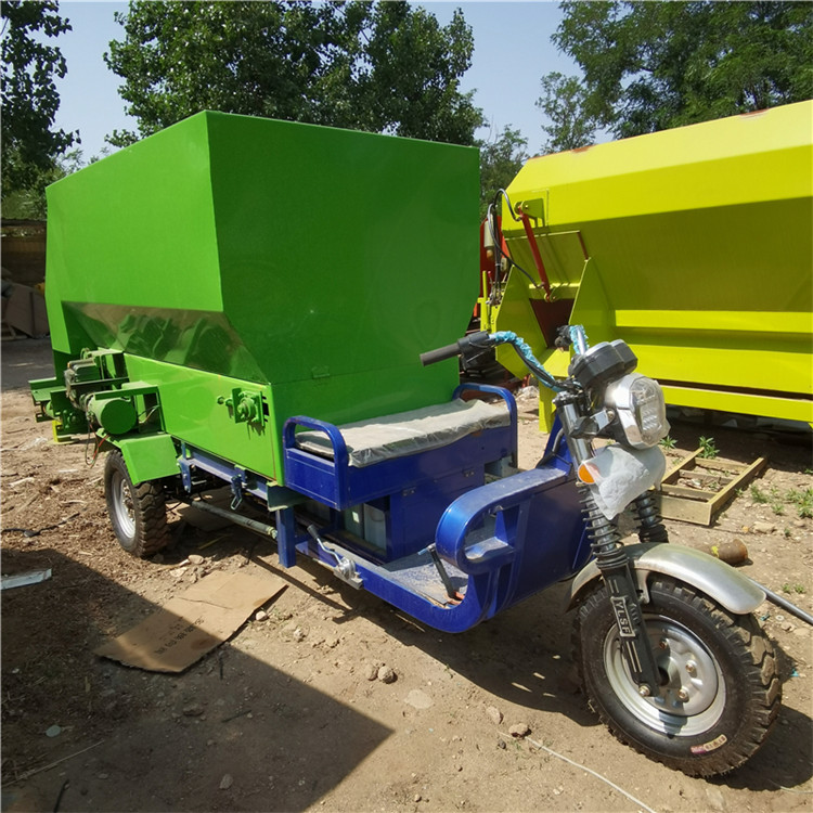 牛羊养殖饲料撒草车 电动小型三轮撒料车