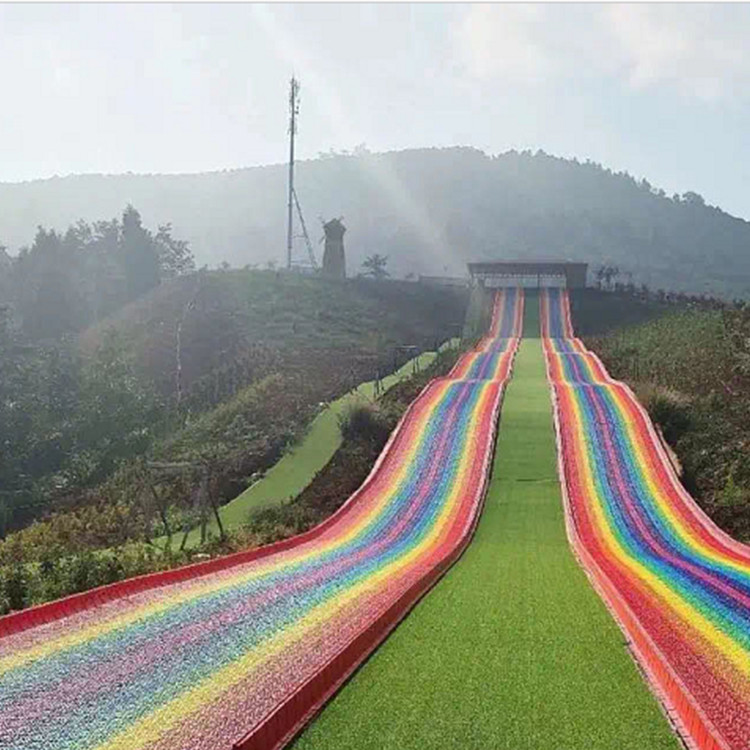 风景区彩虹滑板制造 承包设计七彩滑道   人造塑料滑草组合 彩色花海彩虹滑道规划