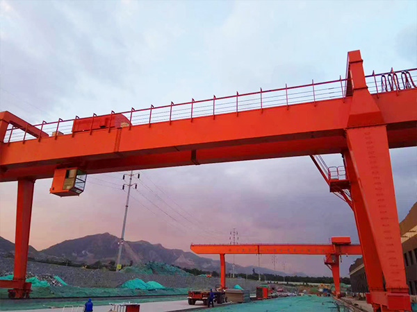 广西桂林龙门吊租赁10吨20米轨道式门式起重机双外悬